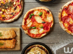 アウトドアにぴったり！薪で焼ける小型ピザオーブンが便利！